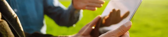 Zwei Personen betrachten COMPACTes Wissen auf einem Tablet Zwei Personen betrachten COMPACTes Wissen auf einem Tablet